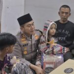 AKBP Arif Fazlurrahman, secara langsung memberikan layanan trauma healing kepada keluarga korban.