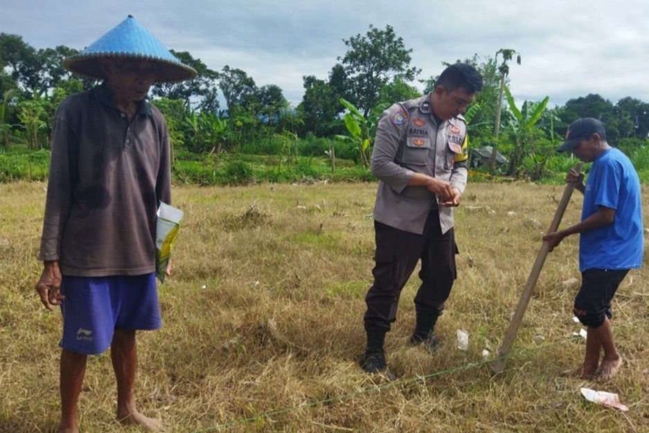 Gencarkan Ketahanan Pangan, Bhabinkamtibmas Labuapi Kunjungi Warga Telagawaru